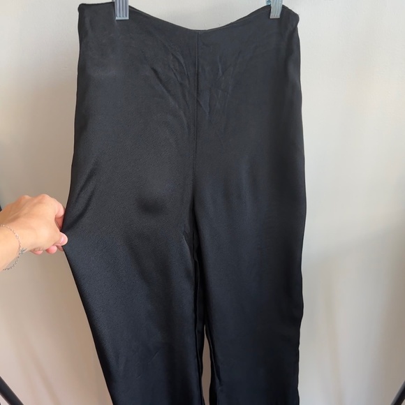 Mango - High waisted pant with a satin finish - Picture 1 of 2